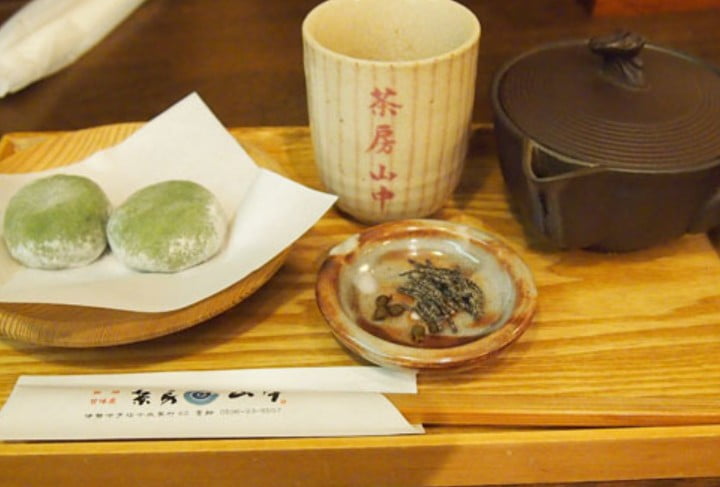 名物の神代餅（煎茶とのセットで３５０円）