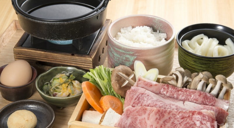 松坂牛のすき焼き定食は、梅コースが３，５００円