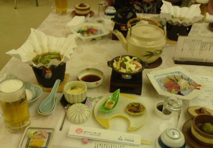 神宮会館・夕食の会席料理は、旬の素材を存分に楽しめる他、「伊勢海老」や「アワビ」の付いたコースもあります。