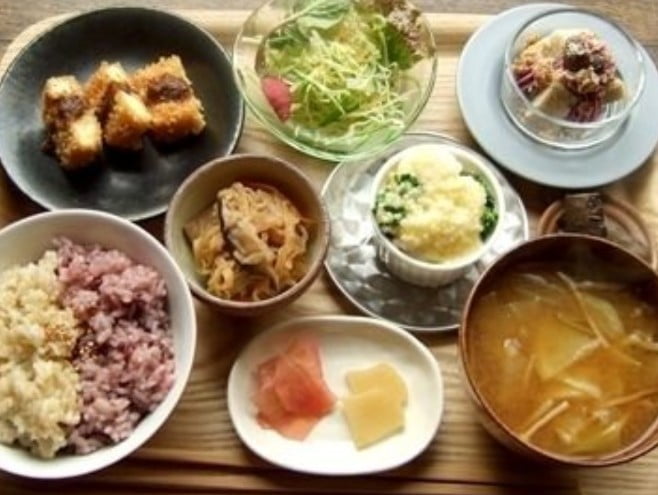 自家製のオーガニック野菜や日本古来の調味料を使用し、素材そのものがもつ良さを十分引き出した料理の数々が楽しめるお店。